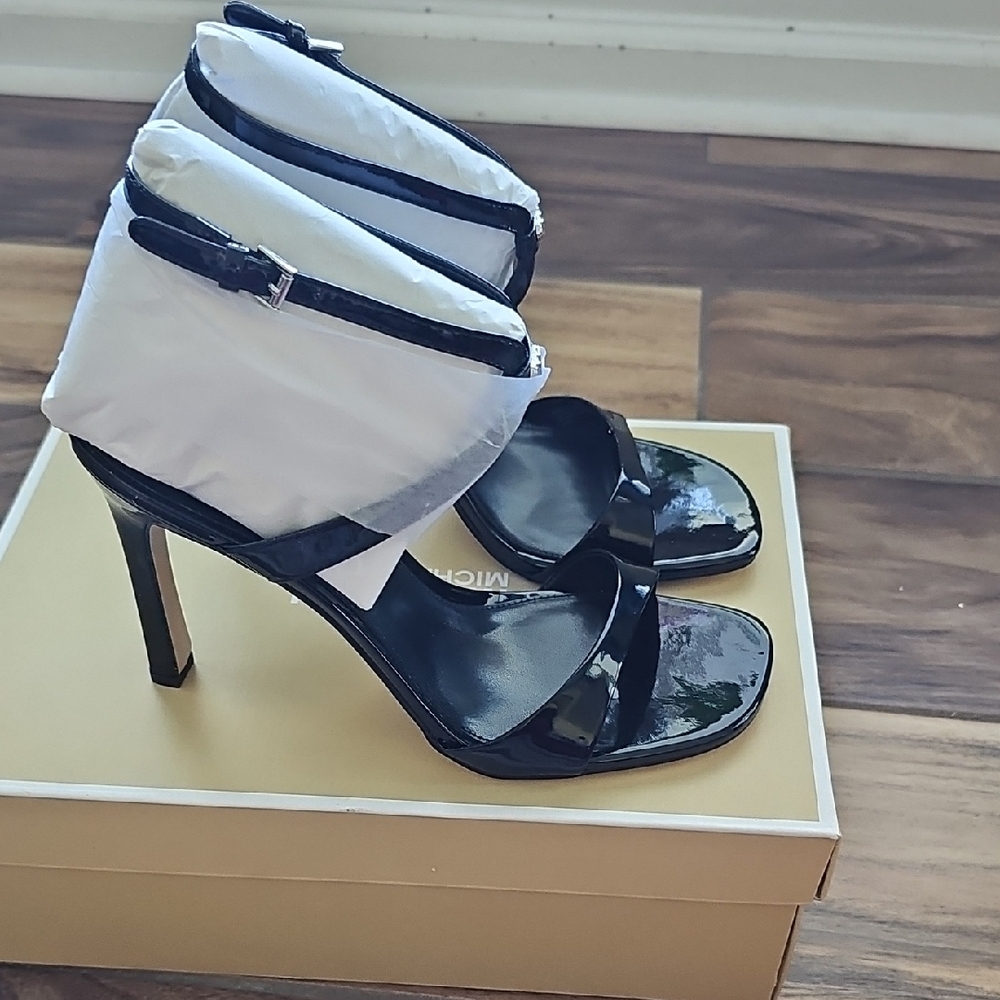 Michael Kors Black Heels Elegant Design - Picture 2 of 6